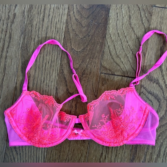 Victoria’s Secret Sexy Lace Bra and Garter Belt set - Picture 3 of 7